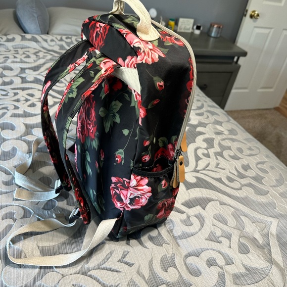 Black floral regular size back pack - Picture 5 of 7